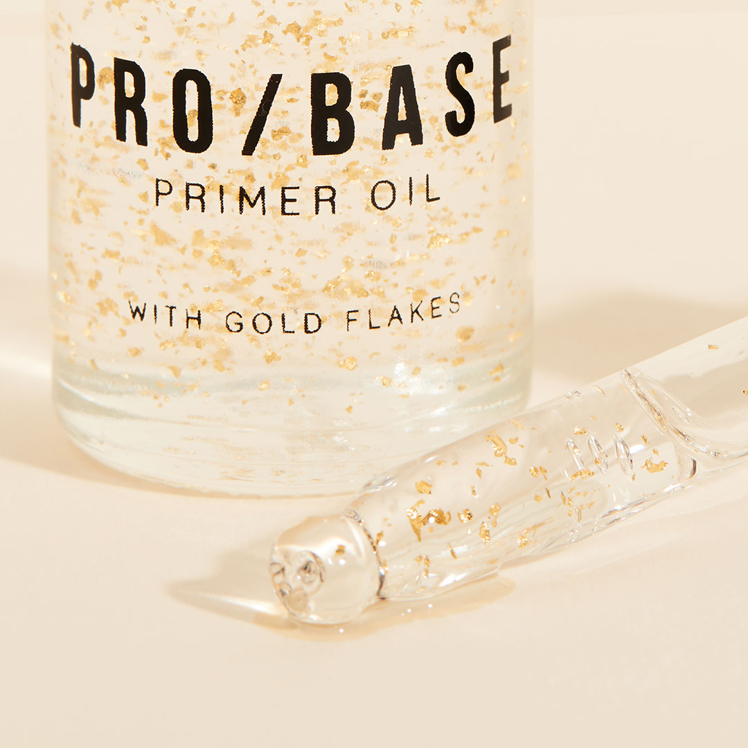 The gold flakes in our Pro/Base Primer oil give you a highlighted and luminous feel to your skin ✨ pick yours up for just £5 at muastore.co.uk 🤤#muacosmetics