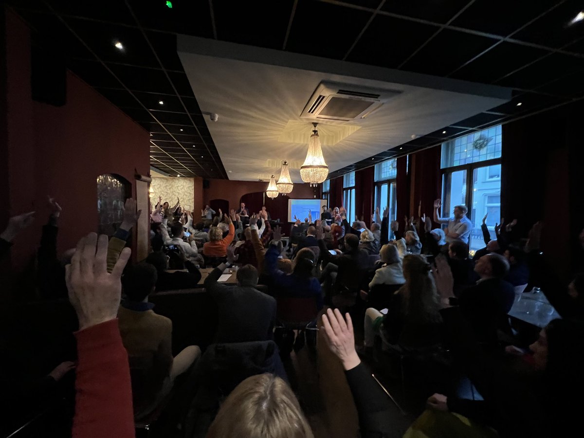 In een bomvolle zaal in De Harmonie in Tilburg is het verkiezingsprogramma van D66 Brabant unaniem aangenomen! Aan de inhoud zal het niet liggen. Op naar een mooi resultaat op 15 maart. #stemd66