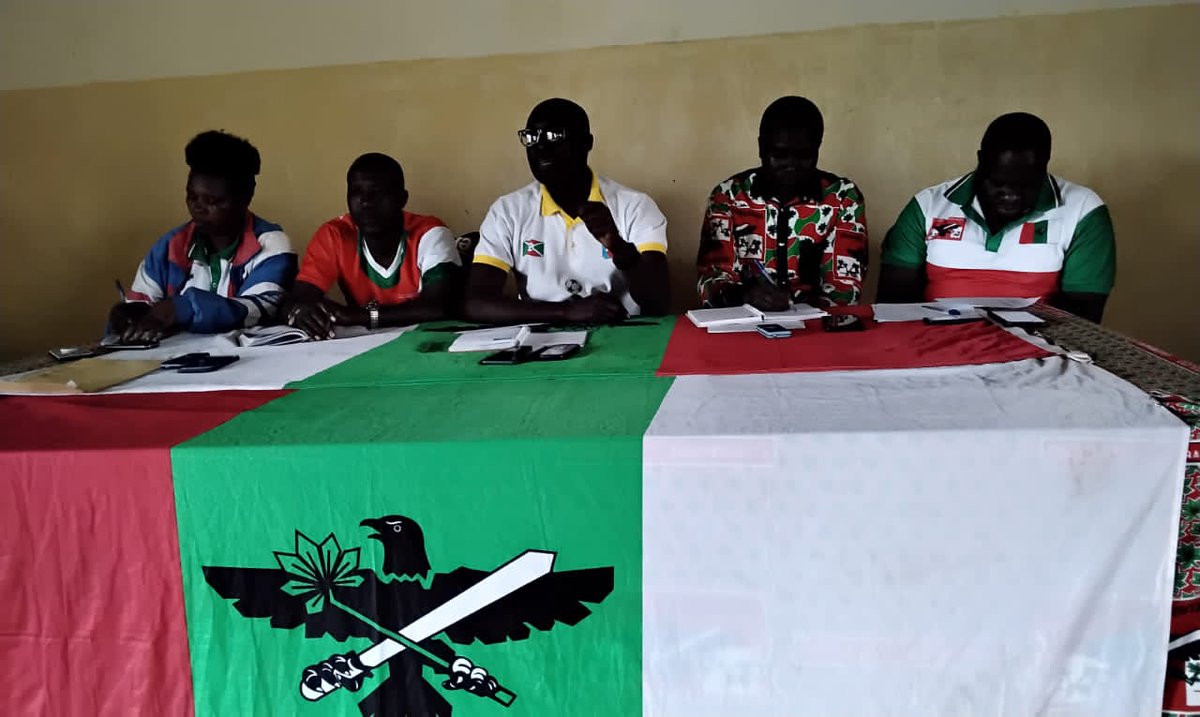 rutanacnddfdd's tweet photo. #Burundi Gukunda no gukorera igihugu catwibarutse hamwe no Gutsimbataza @CnddFdd mu bisata vy'amagara y'abantu n'indero nivyo  kuruyu wa 14/1/2023 Umunyamabanga @CnddFdd mu ntara ya Rutana yaganiriye nindongozi z'ivyo bisata mu makomine ya Mpinga-Kayove na Musongati @nancymutoni https://t.co/qzXAUxlFEl