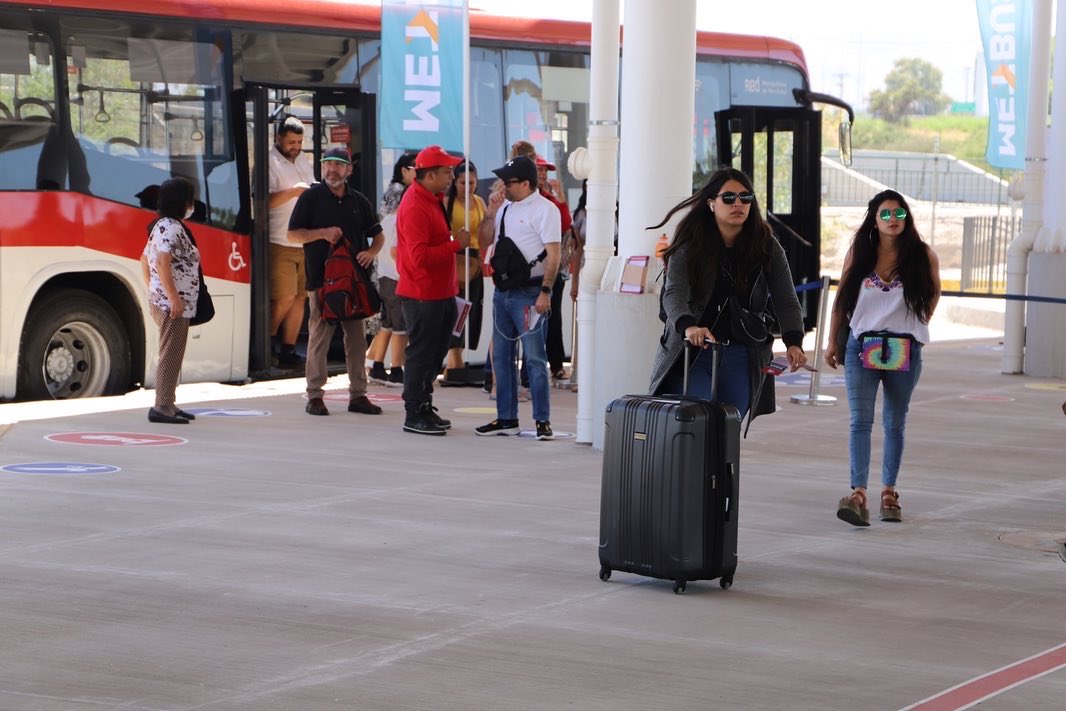 ¡Los primeros pasajeros del servicio 555! 🤩

Decenas de personas pudieron llegar hoy al Intermodal Aeropuerto con su tarjeta Bip! gracias al nuevo recorrido de <a href="/Red_Movilidad/">Red Movilidad</a> que se conecta con el aeropuerto @NuevoPudahuel.