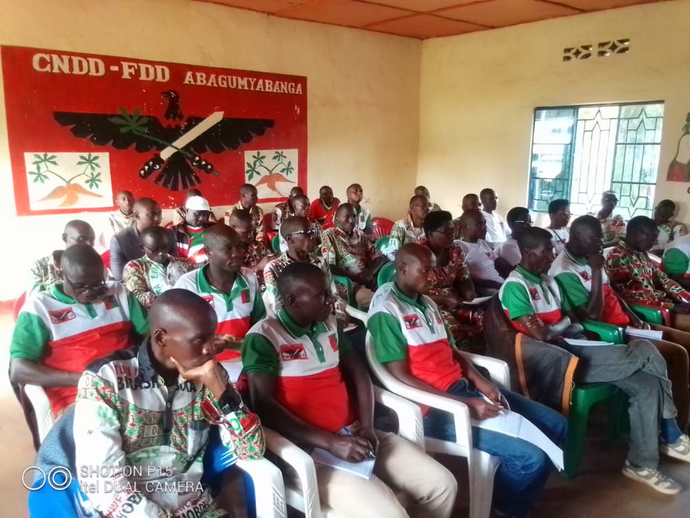 rutanacnddfdd's tweet photo. #Burundi Gukunda no gukorera igihugu catwibarutse hamwe no Gutsimbataza @CnddFdd mu bisata vy'amagara y'abantu n'indero nivyo  kuruyu wa 14/1/2023 Umunyamabanga @CnddFdd mu ntara ya Rutana yaganiriye nindongozi z'ivyo bisata mu makomine ya Mpinga-Kayove na Musongati @nancymutoni https://t.co/qzXAUxlFEl