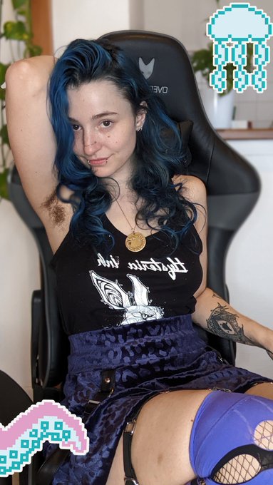 C&rsquo;est l&rsquo;heure de me d&eacute;vorer... du regard 🍑✨  I want to catch you eye... 🍑✨ https://t.co/TvgMl9DGLn