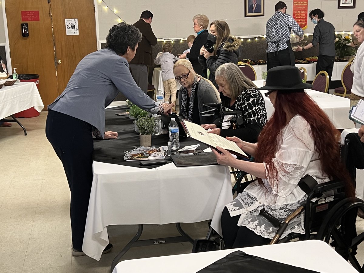 tcpasquini's tweet image. facebook.com/teresa.pasquin… 
#ripmark #onthemarch
It was a privilege to join Mark's family, the curbside caregivers, &amp;amp; Senator Susan Eggman at the memorial. It was an honor to be asked to speak along with Linda Rippee, Catherine J Rippee-Hanson, the Senator,&amp;amp; others. @noonecaresfilm