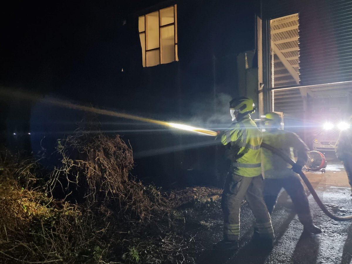 firerescueuk's tweet photo. A few snaps from a recent training night. IFCOATS for all equipment with an engine followed by getting the LPP to work. #fire #rescue #firerescue #pumping #firefighter #fireengine https://t.co/y5mFvS5Ru5