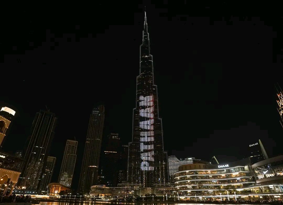 Isar_alig's tweet photo. #PathaanTrailerOnBurjKhalifa https://t.co/GIeOSULt3C
