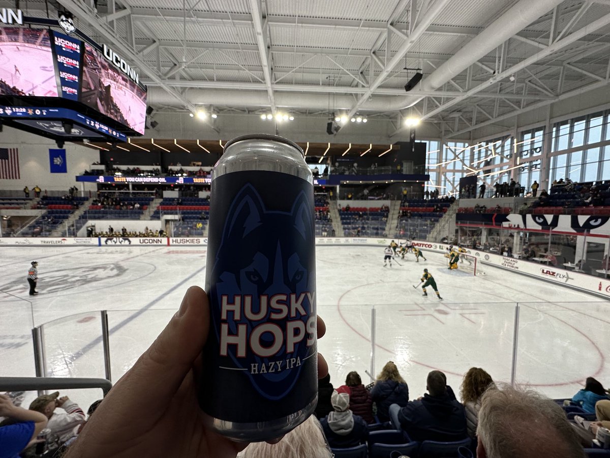 UCBigL's tweet photo. UConn Hockey !! #UConnWHOC https://t.co/IBmA0M8JBj