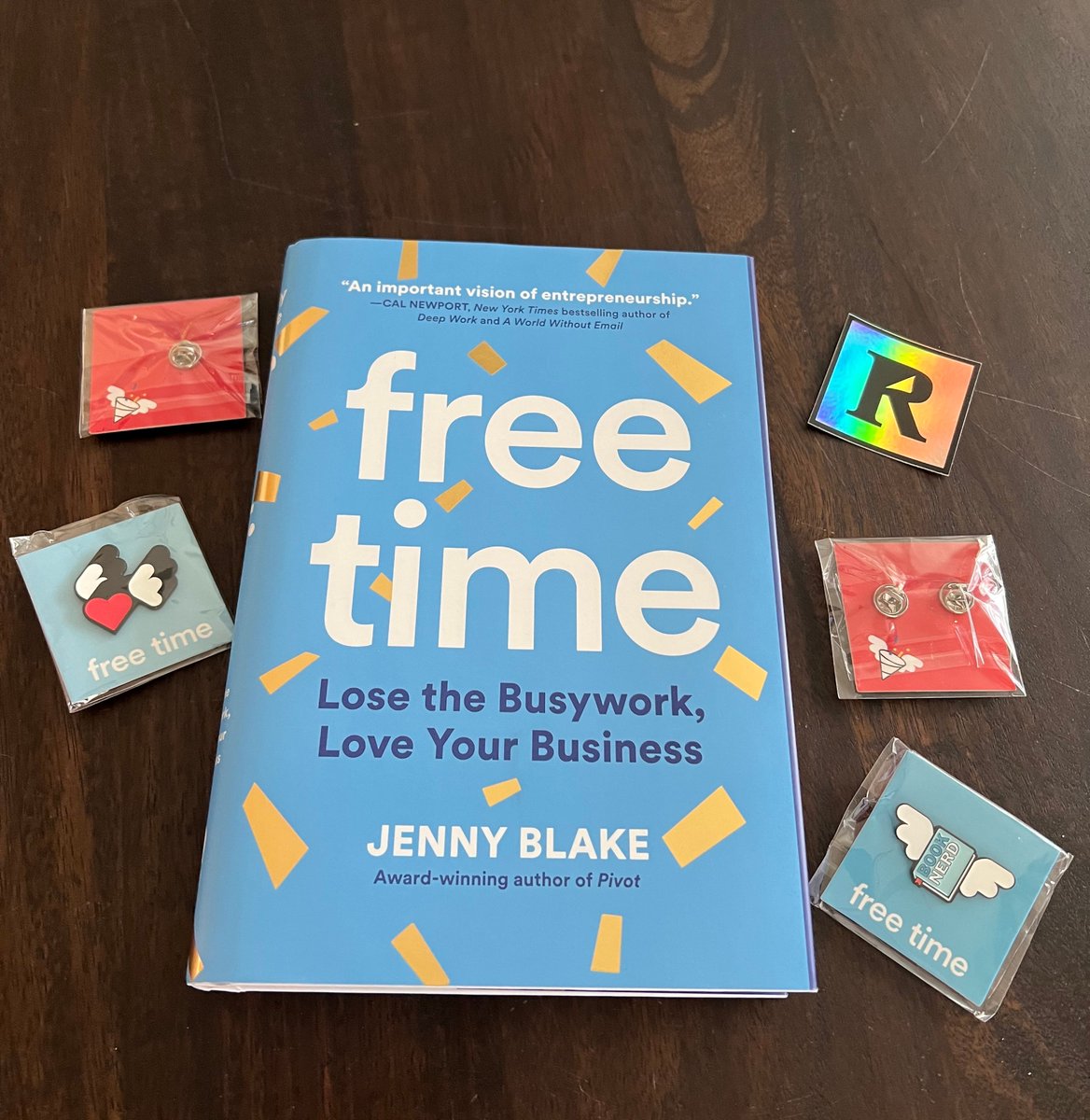 deadly_onion's tweet photo. i don't read physical books (obvi) so i need to give away this hardcopy of Free Time by the ever inspirational @jenny_blake

i'm throwing in some @readwise holographic stickers and t-shirt as a bonus😛

retweet if interested and i'll pick someone at random in 3 days (january 17) https://t.co/6dCRhRDCvi