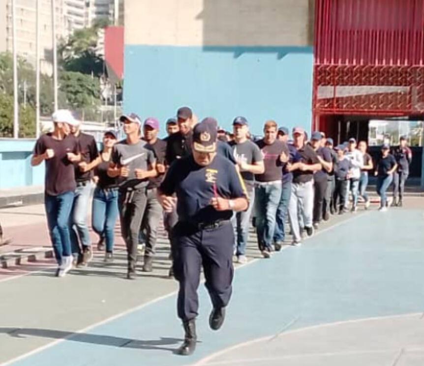 Este Sábado El personal de la brigada comunitaria realizó prácticas bomberil,  en la azotea sede del Cuartel Central del Cuerpo de Bomberos de Caracas <a href="/bomberos_dc/">Bomberos de Caracas Cuenta Oficial</a>  
<a href="/Nahumjfernandez/">Nahum Fernandez</a>
#EducadoresPorLaPatria