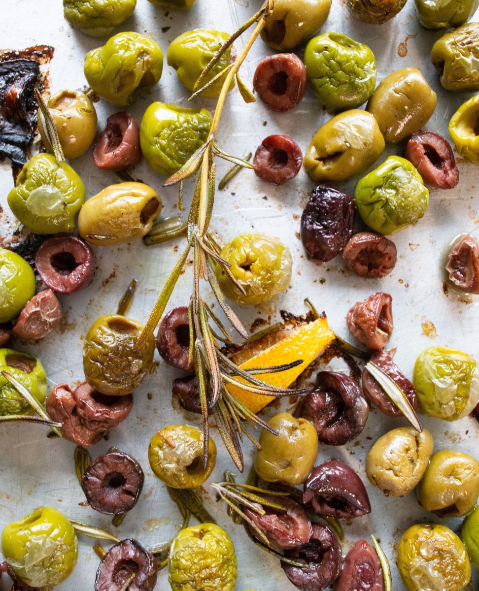CentoFineFoods's tweet image. Have you ever tried baking your olives? Simply drizzle your favorite olives with olive oil and bake them in the oven. Perfect for any occasion! #ChefTips