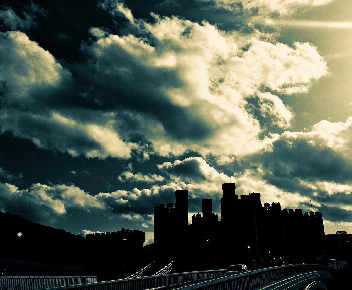 ShesfromWales's tweet photo. Conwy Castle looking magnificent as always under the angry sky 🏴@NorthWalesWalks @NWalesSocial @ThePhotoHour #northwales #cymru #conwy #conwycastle #blackandwhitephotography #castle #photo #photooftheday #stormhour #historical #dramatic #angrysky https://t.co/1oomuFe28F