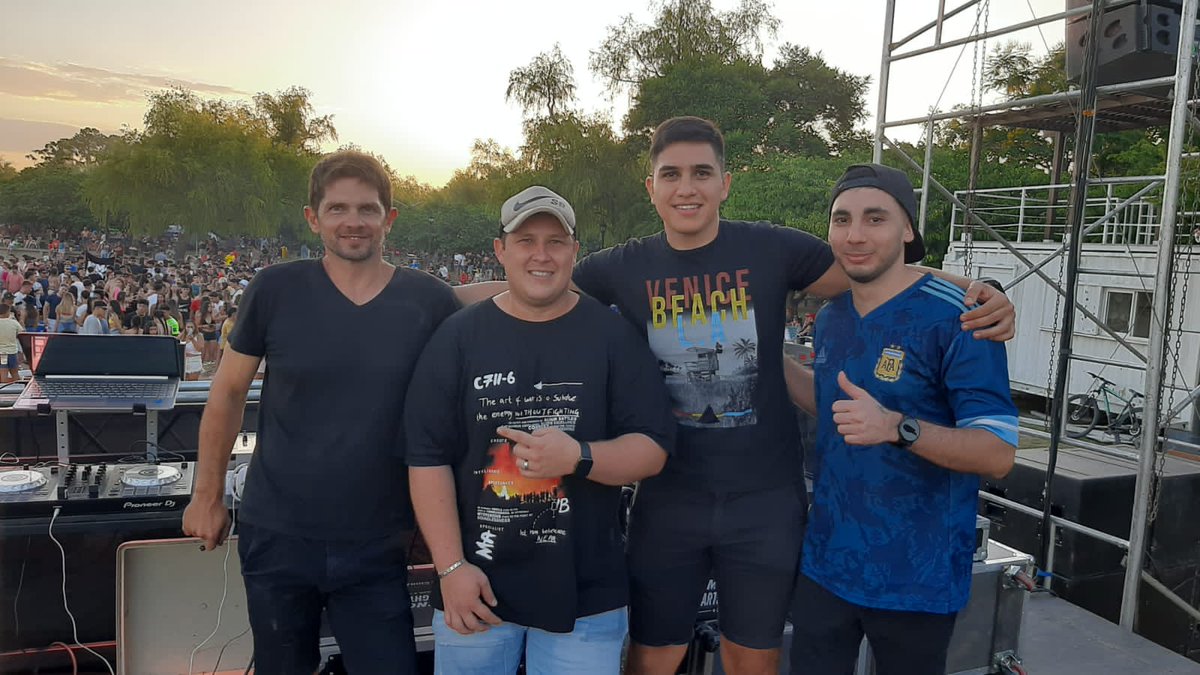 CristianKeesM's tweet photo. Del primer día de la FDS, arrancando la primer noche con el Patarenas, gracias a @MuniRomang, @rmgtur ,por la confianza y un abrazo enorme a los individuos de la foto con los que me tocó compartir cabina https://t.co/7yV5OI4hqi