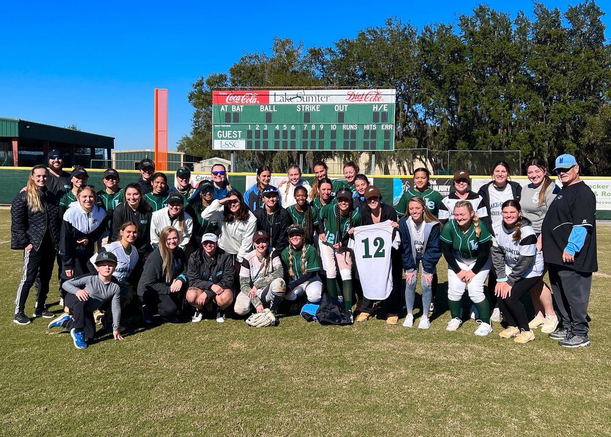 LakehawkSports's tweet photo. It’s always great to see past Lakehawks (and Lakers) get together with our current Lakehawks!  #WingsUp https://t.co/8aTNVgqPE2