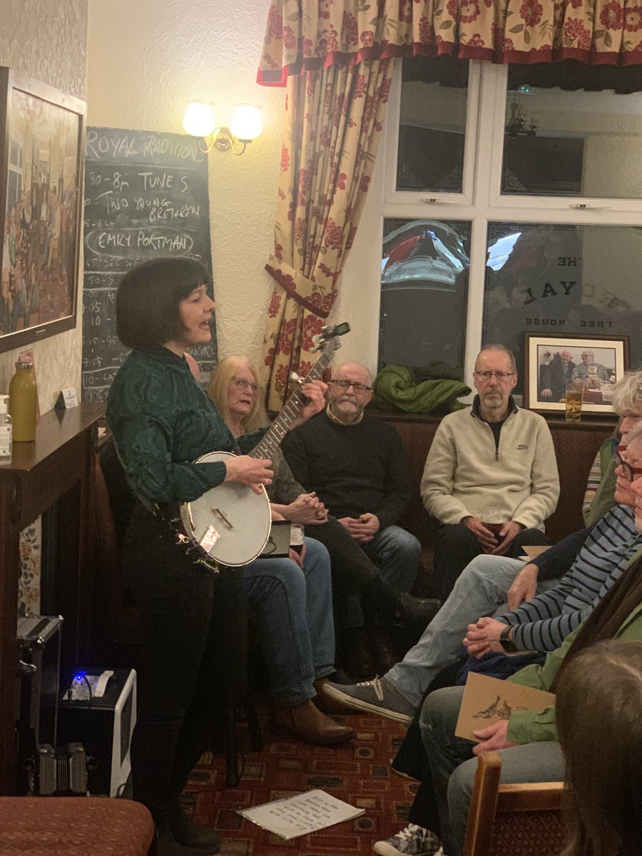 An awesome folk club (@RoyalTraditions), an awesome guest (@emilygportman) with a banjo, an excellent room full of singers, this is what it’s all about.