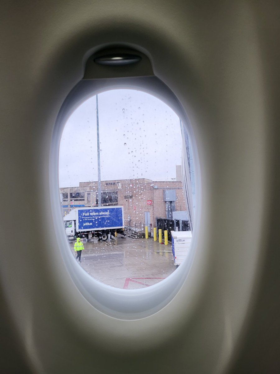 NeBaNi3's tweet photo. First thoughts: big windows on the #A220, offering a view of the @prattandwhitney PW1500G geared turbofan engine 🤩.
#AvGeek #PaxEx #jetbluesofly https://t.co/nLGJ7EoXR0