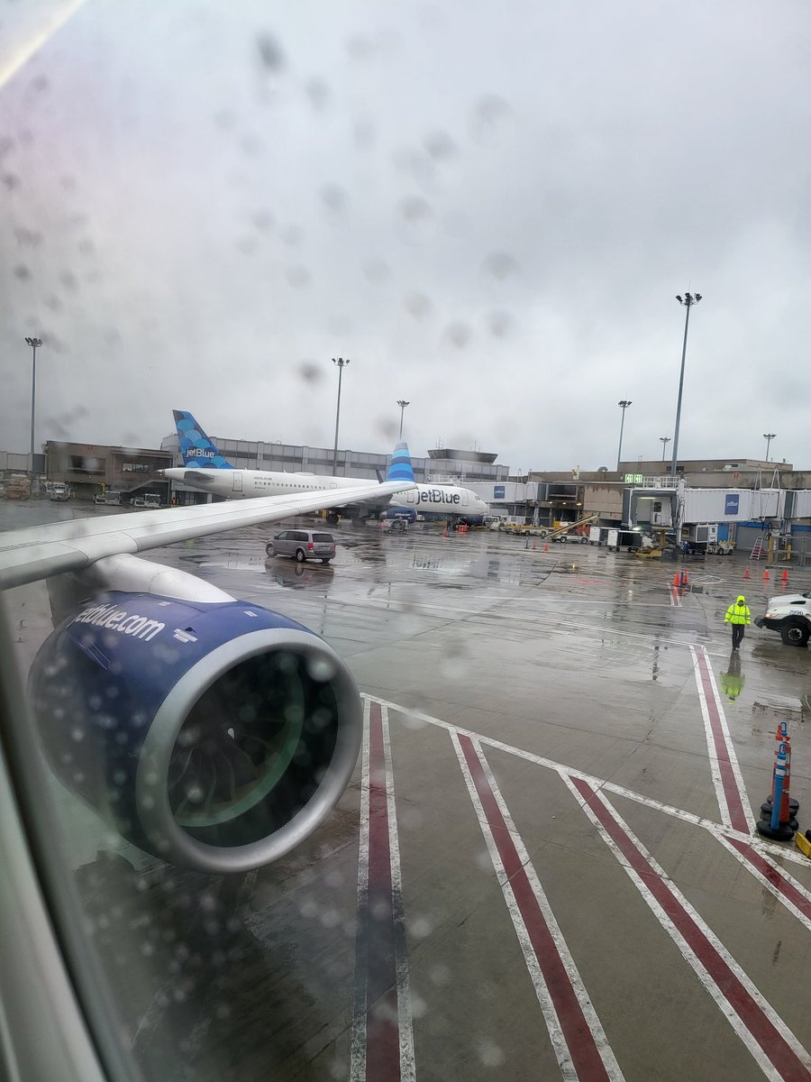 NeBaNi3's tweet photo. First thoughts: big windows on the #A220, offering a view of the @prattandwhitney PW1500G geared turbofan engine 🤩.
#AvGeek #PaxEx #jetbluesofly https://t.co/nLGJ7EoXR0
