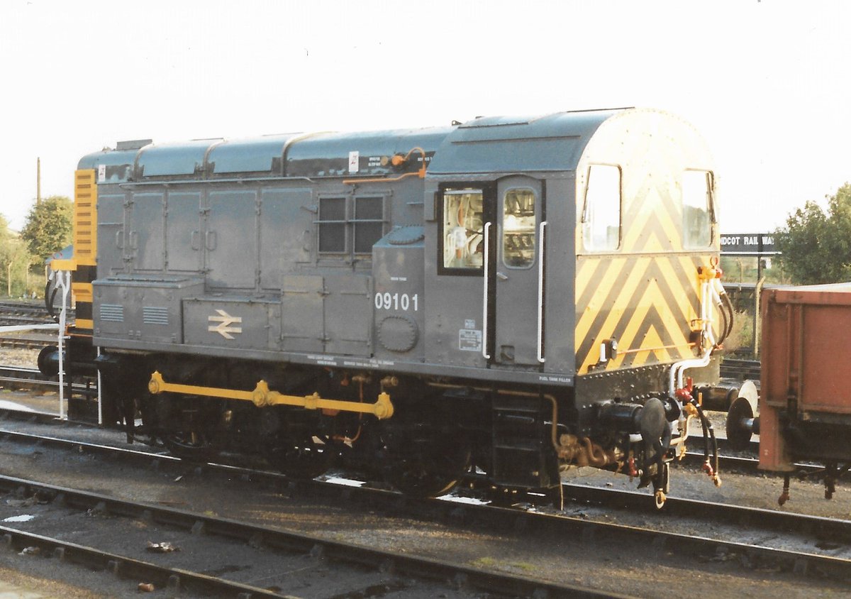 SalopianLyne's tweet image. #DailyGronk Didcot 4th September 1992
Fresh in to service after its rebuild from 08833, Class 09/1 diesel shunter 09101 looks smart in General Grey livery. Even has high level air pipes like a true original Southern Region 09!
#BritishRail #Class09 #Didcot #trainspotting 🤓