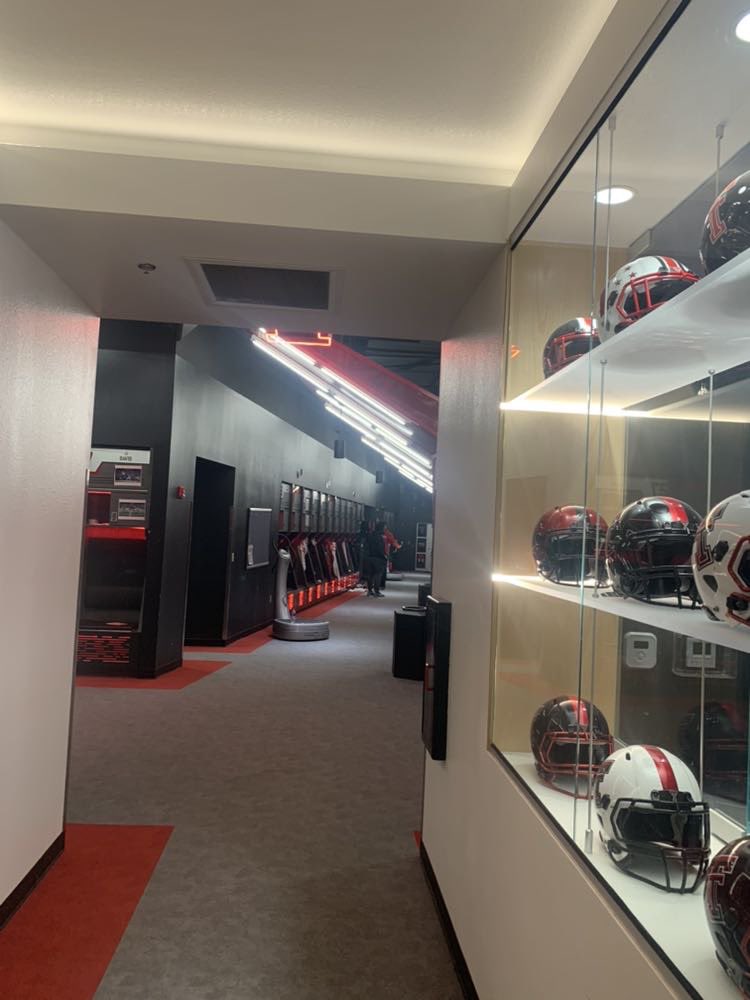Grayson_King05's tweet photo. Exciting day today! Got a tour of the football facilities at TEXAS TECH UNIVERSITY! Thank you to @jkbtjc_53 for showing me around. Awesome getting back in contact with @JoeyMcGuireTTU! Crazy how this place just feels like home!🌵#WreckEm #TexasTech #TechFootball https://t.co/SnUHaNFkaE