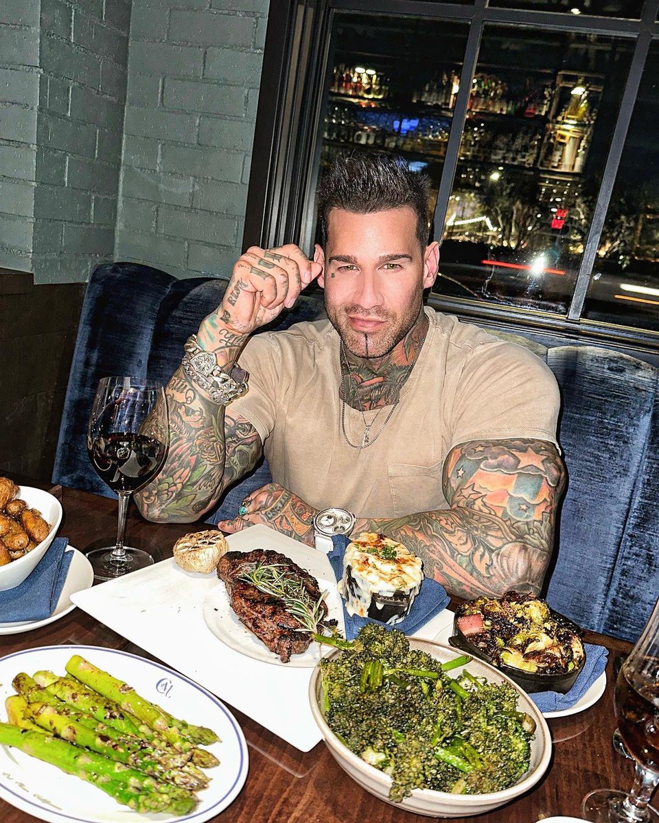 𝕲𝖆𝖓𝖌𝖘𝖙𝖊𝖗'𝖘 𝕻𝖆𝖗𝖆𝖉𝖎𝖘𝖊 🎩⁣
⁣
#FridayNight #EatLikeAKing #Proper #Gains #Foodie #Fit #Ink #Tattoo #Vibes #GioKnows