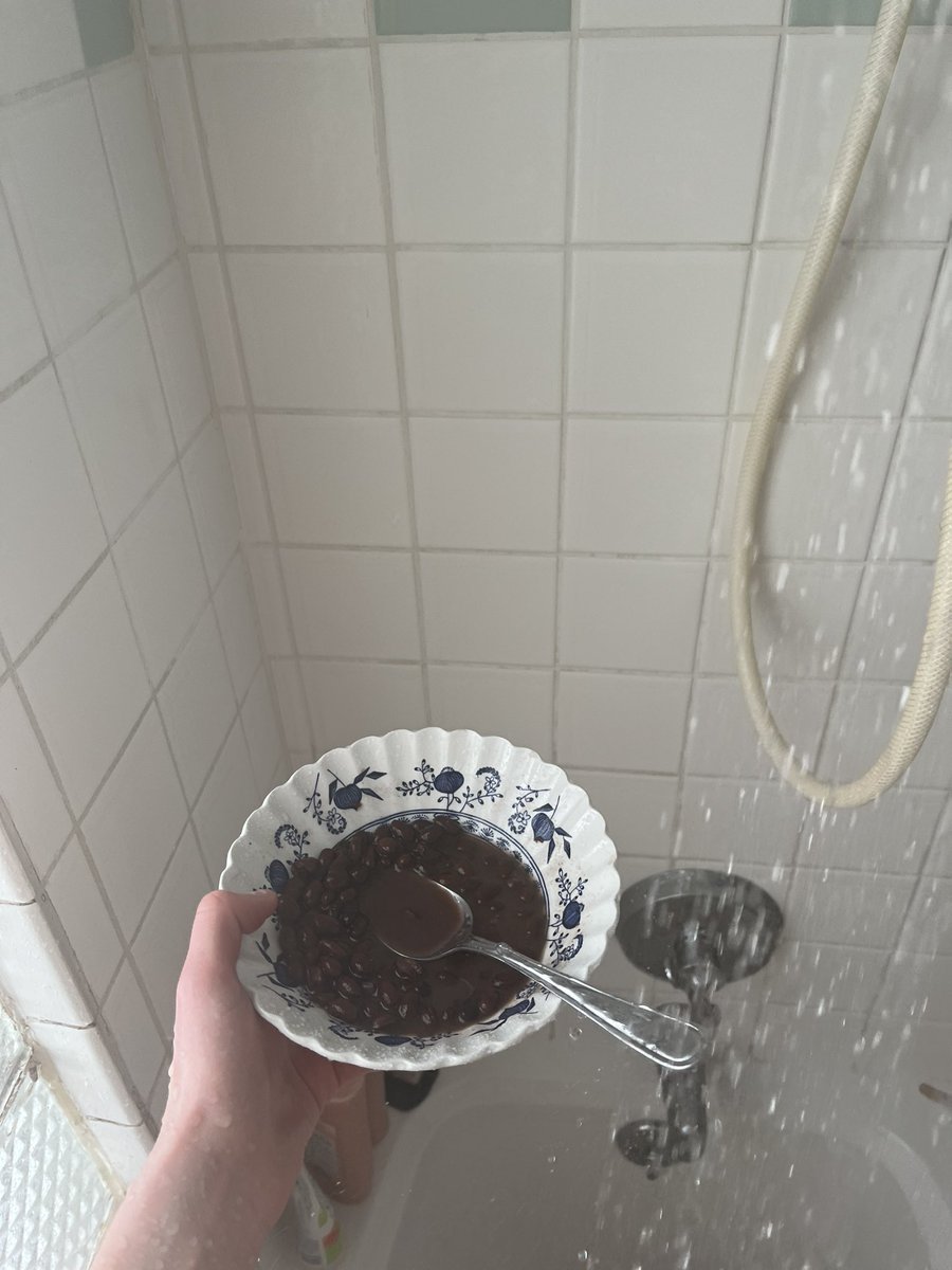 summerborngreat's tweet photo. Shower beers are OUT it’s all about shower beans now https://t.co/Rt9UEeNKYg