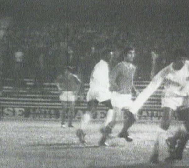 Così marcai #Pelè - Vincenzo Montefusco, bandiera del #Napoli negli anni Sessanta e Settanta racconta delle sfide degli azzurri con il #Santos, dei duelli con "O Rey" della furbizia e dell'umiltà del campione brasiliano scomparso a dicembre. Stanotte 23.50 #Tg2Storie <a href="/RaiDue/">Rai2</a>