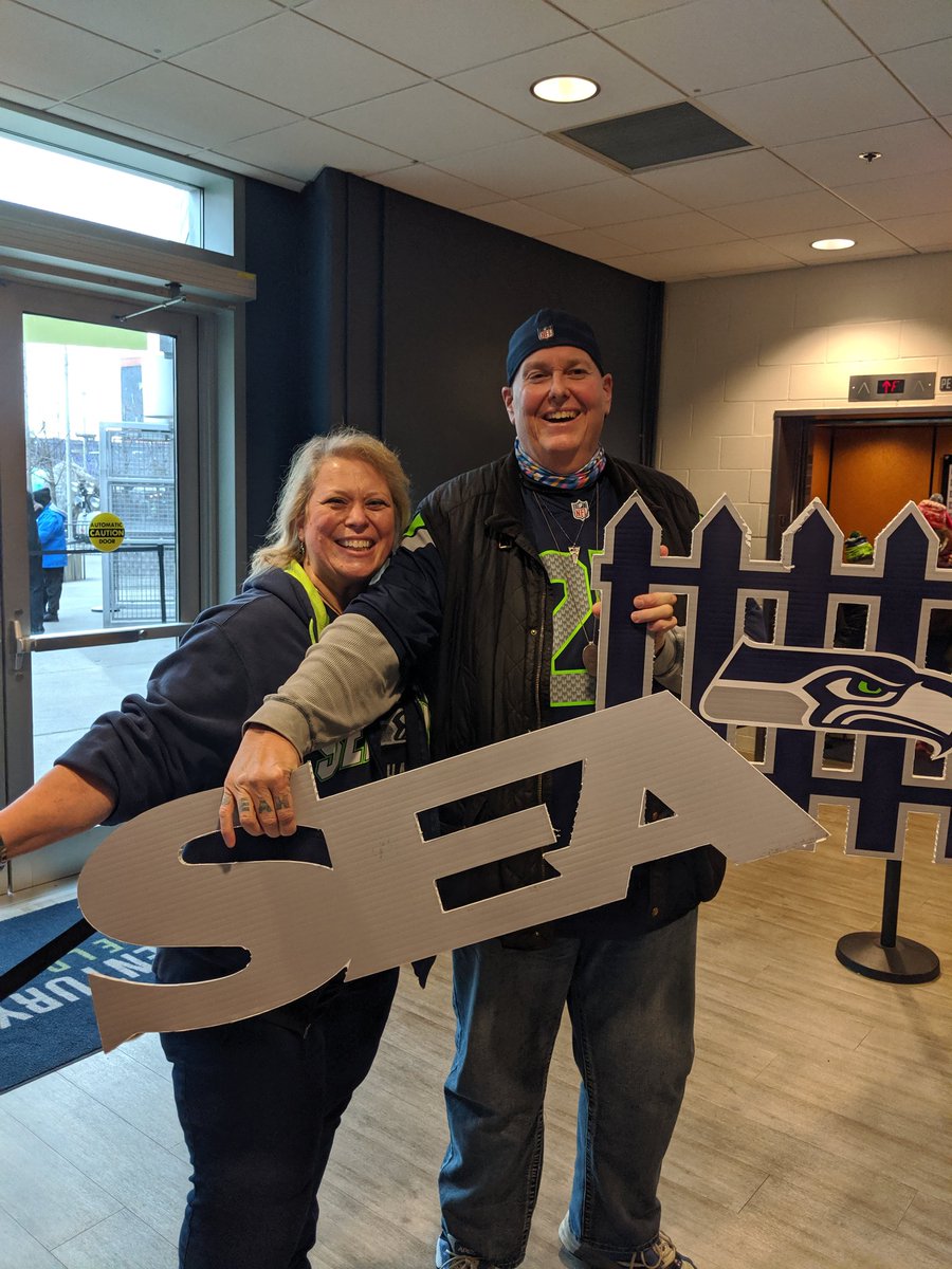LAJDryer's tweet photo. @BigLo66 @Seahawks Happy, Happy Birthday, Bud...let's do this Hawks!!!
💙💚💙💚 https://t.co/AaaU3W3ffd