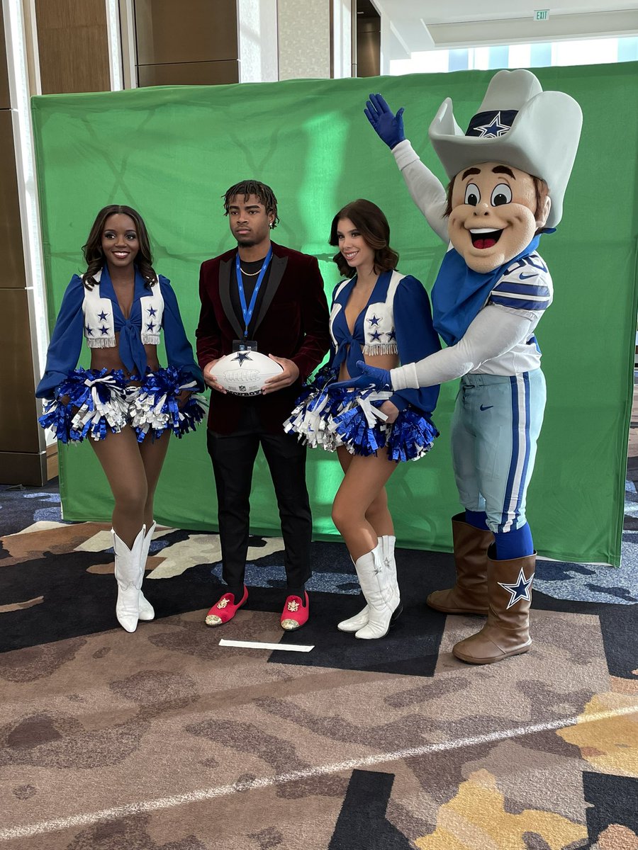 Brad Smithey (@coachbsmithey) on Twitter photo <a href="/ElijahHuff10/">elijah Hufff</a> here at the Texas Built Ford Tough Player of the Year Banquet in Frisco!
Elijah is up for the 4A player of the year! <a href="/WestOsoISD/">West Oso ISD</a> <a href="/WestOsoFtball/">West Oso Football</a> <a href="/ElijahHuff10/">elijah Hufff</a> here at the Texas Built Ford Tough Player of the Year Banquet in Frisco!
Elijah is up for the 4A player of the year! <a href="/WestOsoISD/">West Oso ISD</a> <a href="/WestOsoFtball/">West Oso Football</a>