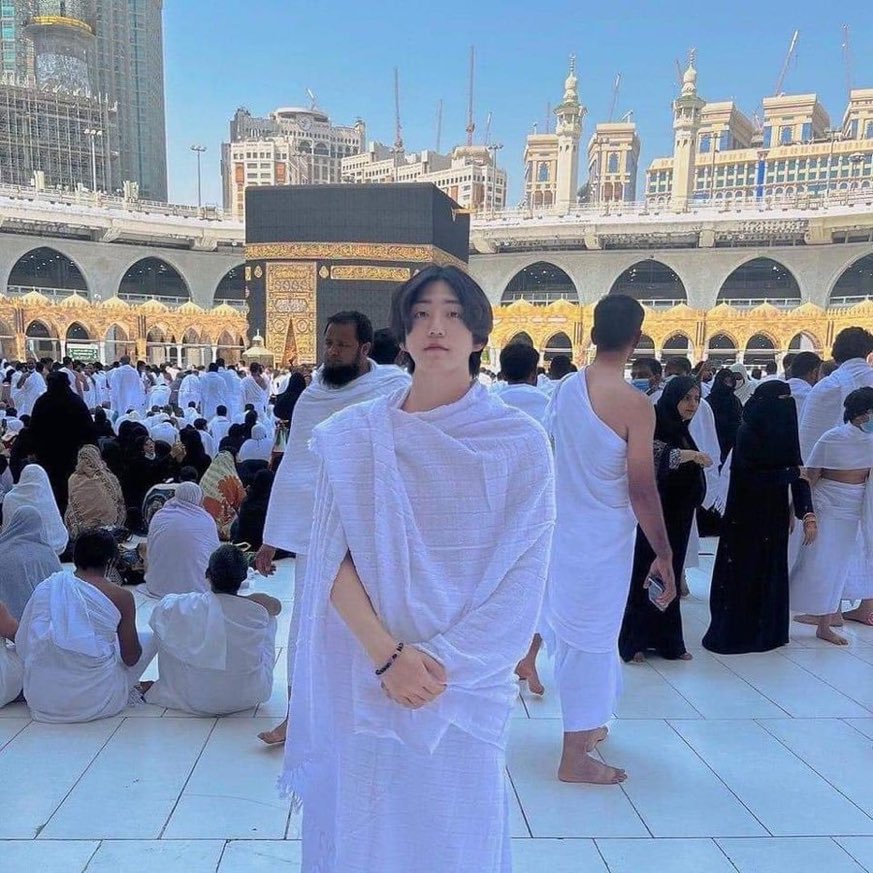 lpnjf_sidy's tweet photo. Le chanteur pop coréen Daud Kim s'est converti à l'islam et est venu à La Mecque pour effectuer la Omra en 2022…#AllahAkbar https://t.co/syBQUGgJH8
