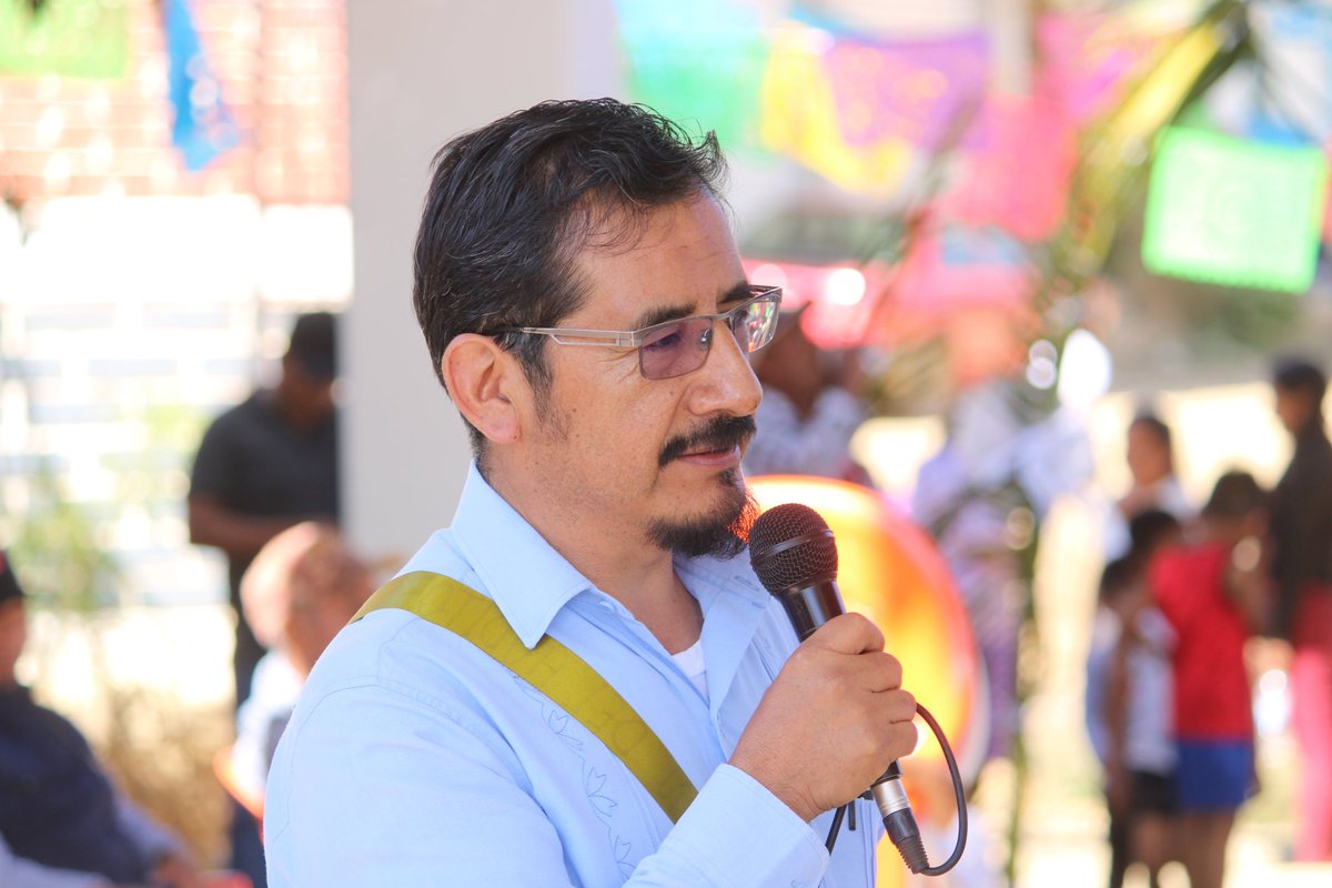 DanielGOaxaca's tweet photo. que asiste en representación de nuestro amigo #MarioHernándezGarcía, #PresidenteMunicipal Constitucional de Santiago #Amoltepec, al C. Santiago López Hernández, #AgenteMunicipal del Mamey, al Prof. Alejandro Mateo Pérez López, Director de la Escuela Primaria Bilingüe, https://t.co/PssHteSRrN