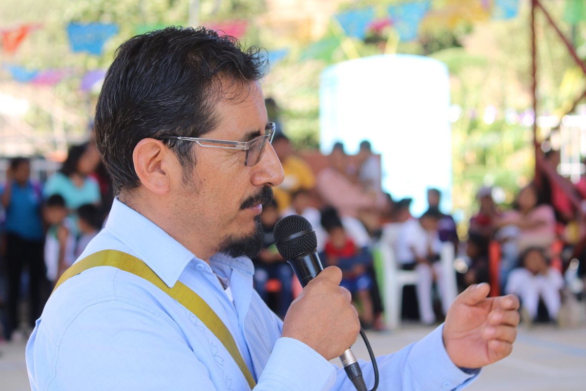 DanielGOaxaca's tweet photo. que asiste en representación de nuestro amigo #MarioHernándezGarcía, #PresidenteMunicipal Constitucional de Santiago #Amoltepec, al C. Santiago López Hernández, #AgenteMunicipal del Mamey, al Prof. Alejandro Mateo Pérez López, Director de la Escuela Primaria Bilingüe, https://t.co/PssHteSRrN