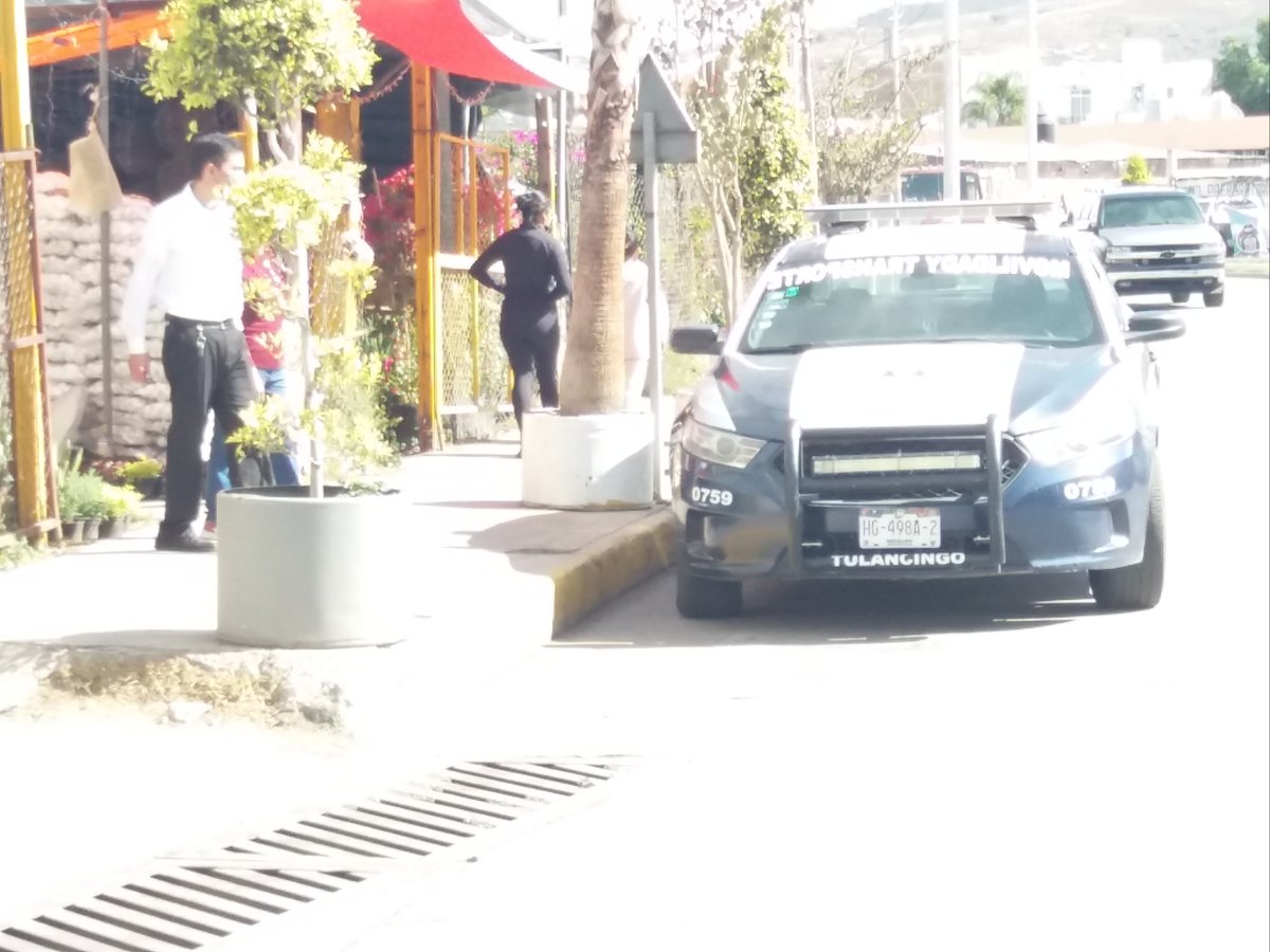 ElDaka22's tweet photo. y donde esta el #policia.. haciendo operativo en los #invernaderos por que las #plantas exceden el limite de #velocidad para #florear????????
esto es #Tulancingo donde el #Gobierno dice que todo esta bien pero esta es la #realidad y no lo que te cuentan.. #hidalgo..  y #menchaca? https://t.co/Xocu7OANma