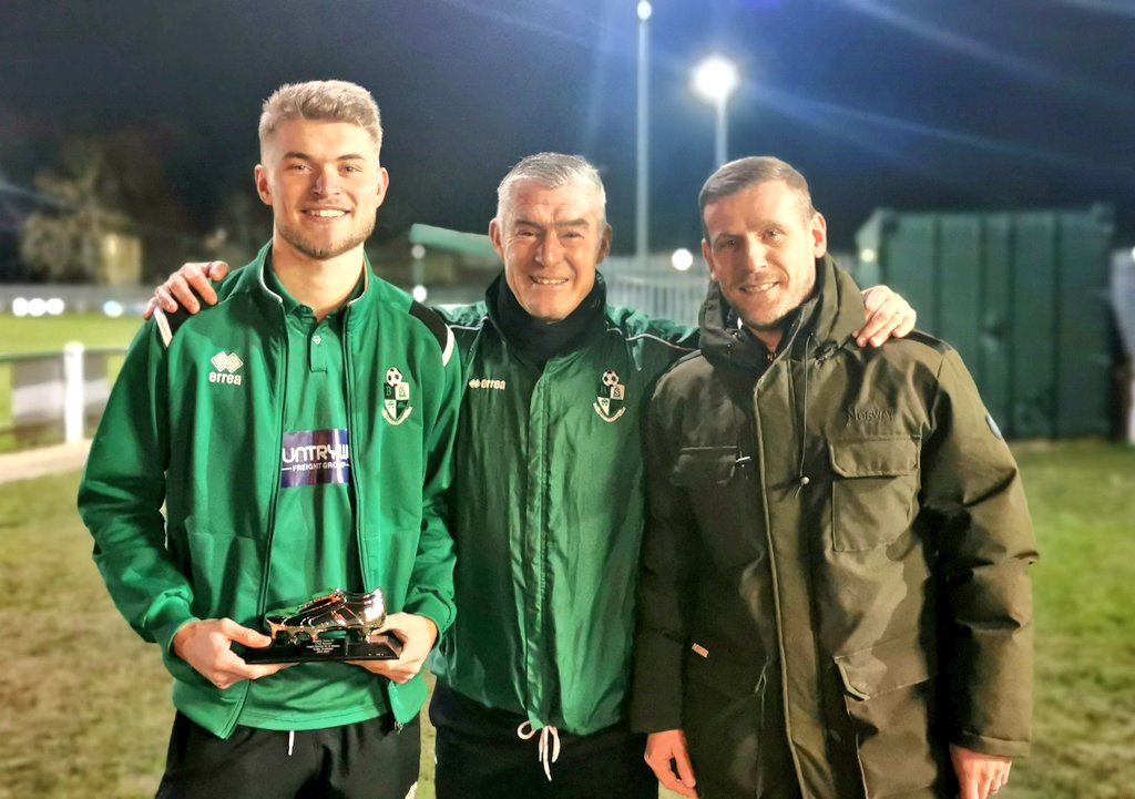 AWARD | Big thanks to former player Paul Terrell for coming down last night to present <a href="/AidanRutledge9/">Aidan Rutledge</a> with his trophy for scoring the most goals in a season for the club and breaking the record he has held since the 2002/03 season!