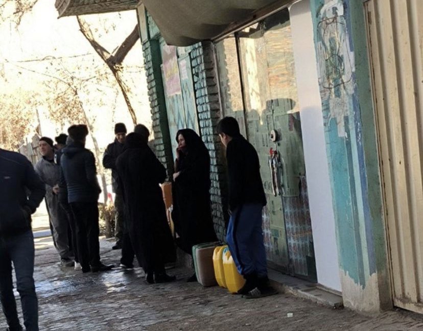 Javanane_kh's tweet photo. ساعت کار نانوایی‌ها در #خراسان_شمالی کاهش یافت،

از چهار شنبه هفته پیش تا آخر هفته جاری ،
تمام ادارات استان خراسان شمالی تعطیل شده است ، 

تصویر صف مردم برای خرید نفت در پی خبر قطع شدن گاز در خراسان شمالی،

 #IRGCterrorists 
#مهسا_امینی https://t.co/n687Qrz6Ke