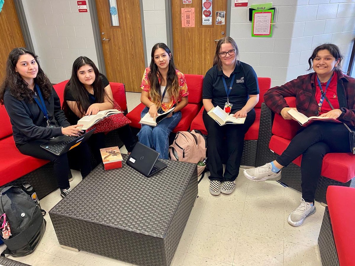 YWLAArnoldGirls's tweet photo. #YWLA high school book club loves reading and sharing together! New year, new book! #ywlareaders #ywlaliteracy #booklovers #bookclub #ywpn #gpisd #gpisdlibraries @ywprep @grandprairieisd @gpisdlibraries https://t.co/NYqYYloTTK