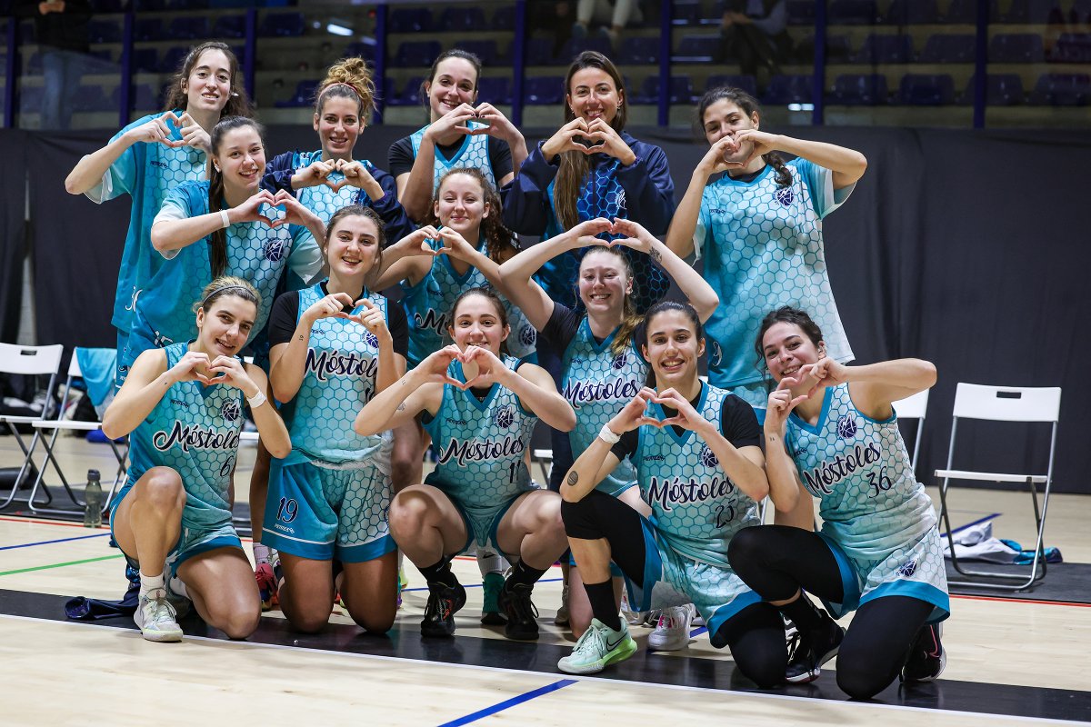 FBMadrid's tweet photo. Las jugadoras de @CBCMostoles han dedicado la victoria en el #PartidoVIPS contra @BTorrelodones a la cadete @annagaarciia_
 
¡¡Ánimo y a por todas!!
📷@_RocioBenitez https://t.co/uDdNGn6uMh