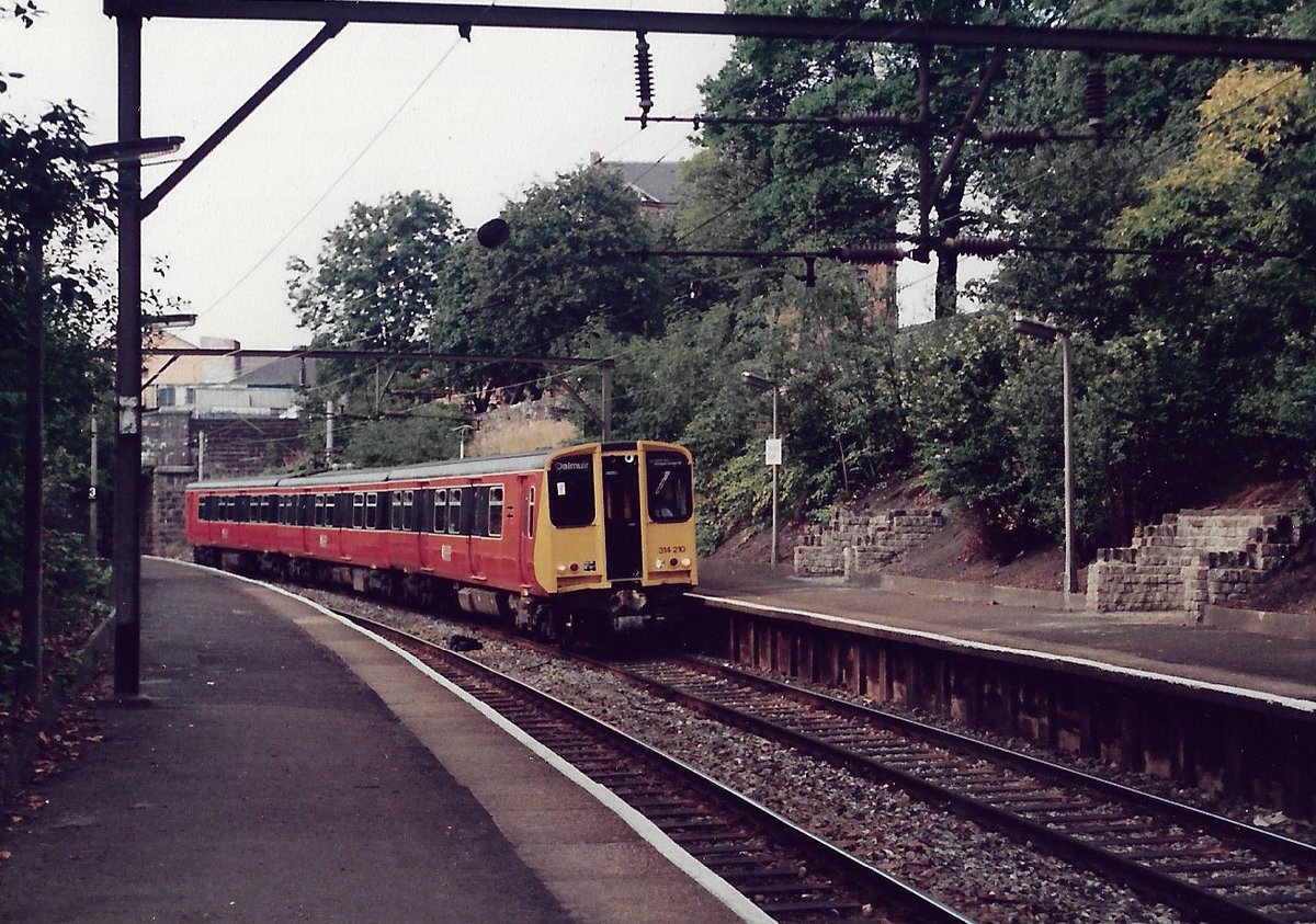 SalopianLyne's tweet image. Alexandra Parade station, Glasgow 9th August 1984
The 17:19 Springburn to Dalmuir train arrives formed of Class 314 EMU set 314 210 recently repainted in Strathclyde PTE Orange &amp;amp; Black
An every day sight now all gone!
#Glasgow #BritishRail #Class314 #trainspotting #Strathclyde 🤓