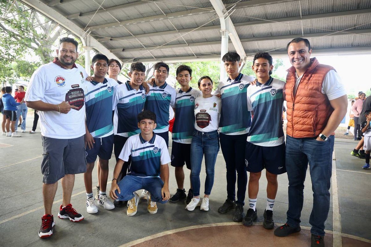 AytoCancun's tweet photo. El deporte es una prioridad y une a la comunidad.🚴♀️⛹️♀️🏋️♀️
La Presidenta Municipal @anapatyp encabeza el arranque del programa de rescate y rehabilitación de espacios deportivos, en la unidad deportiva de la #SM221, uno de los 22 recintos que se atenderán en el año.
#CancúnNosUne. https://t.co/DDhjEjzKg2