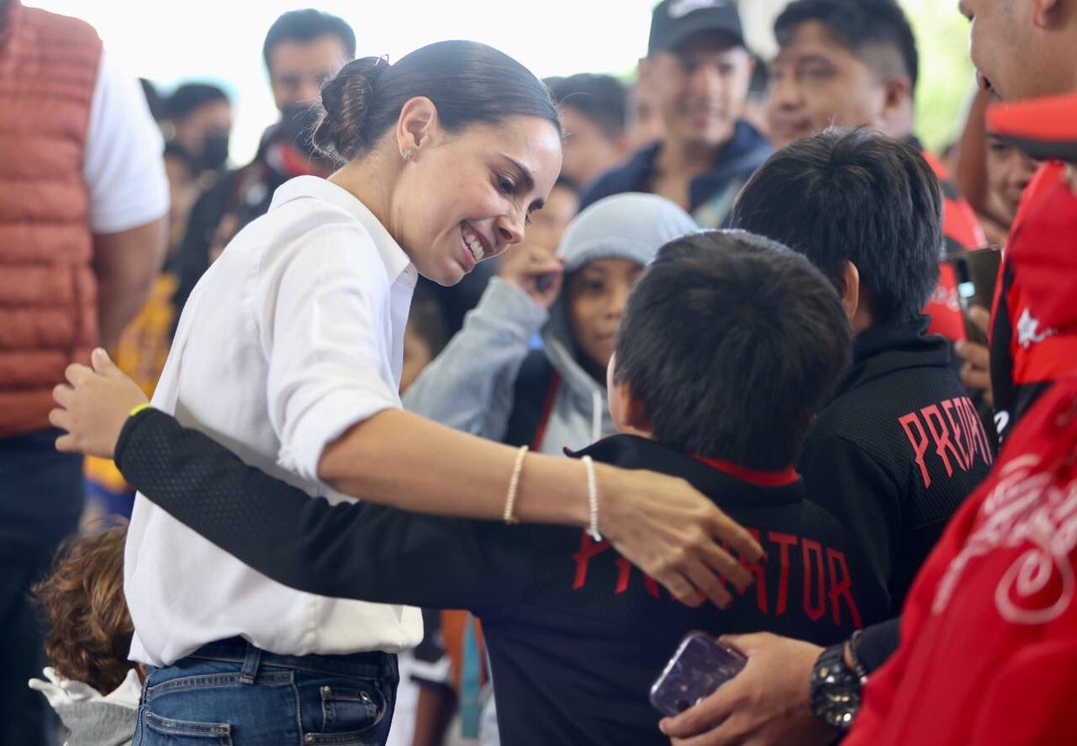 AytoCancun's tweet photo. El deporte es una prioridad y une a la comunidad.🚴♀️⛹️♀️🏋️♀️
La Presidenta Municipal @anapatyp encabeza el arranque del programa de rescate y rehabilitación de espacios deportivos, en la unidad deportiva de la #SM221, uno de los 22 recintos que se atenderán en el año.
#CancúnNosUne. https://t.co/DDhjEjzKg2