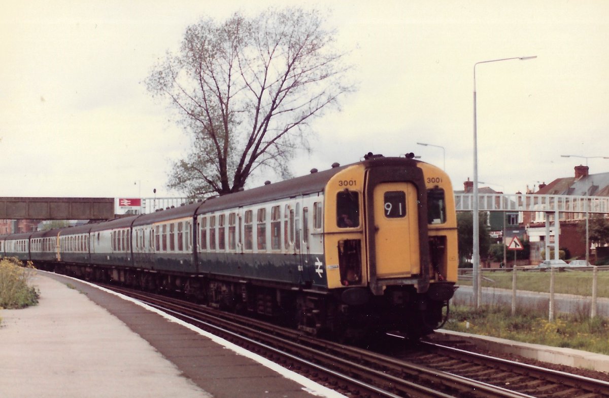 SalopianLyne's tweet photo. Millbrook station 16th May 1981
British Rail Class 430 4REP EMU 3001 storms through with the 12:34 Weymouth to Waterloo
Tagged on behind, two Class 491 4TC Trailer sets 418 & 422
Third Rail's finest!
#BritishRail #4REP #4TC #trainspotting #Millbrook #Weymouth #Waterloo #EMU 🤓 https://t.co/ndHLedWAiT