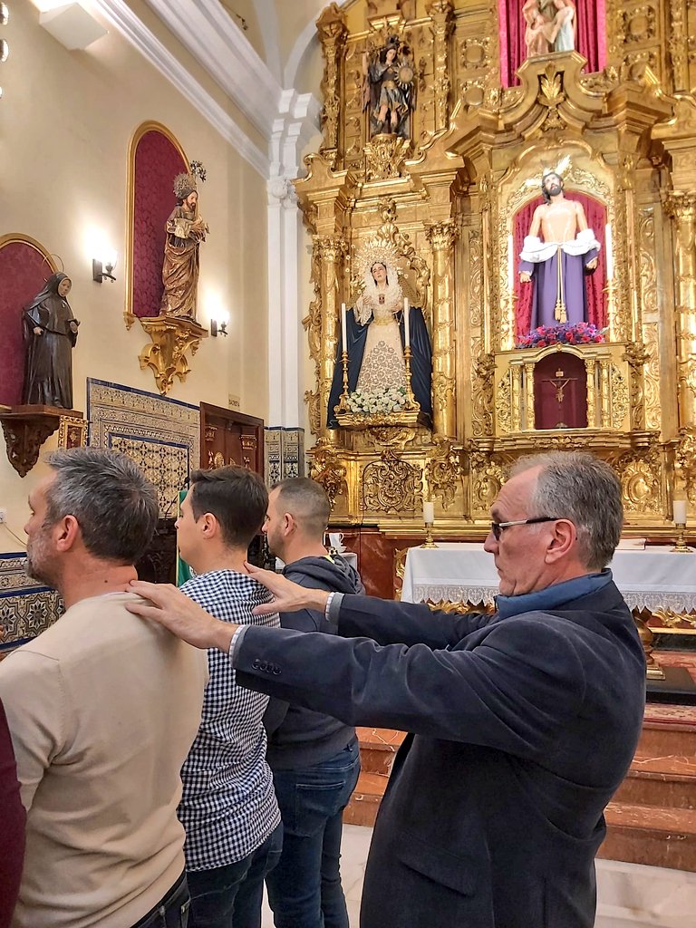 SolanaScrire's tweet photo. Ayer tuvo lugar la igualá de la cuadrilla del paso de Cristo, a la que asistieron casi 100 nuevos aspirantes. ¡Enhorabuena! ¡Algo estarán haciendo bien nuestros hermanos costaleros, cuando tantos acuden buscando unirse!
Que Ntro.P.J.Despojado os bendiga a todos. https://t.co/AIm7U1UmwH