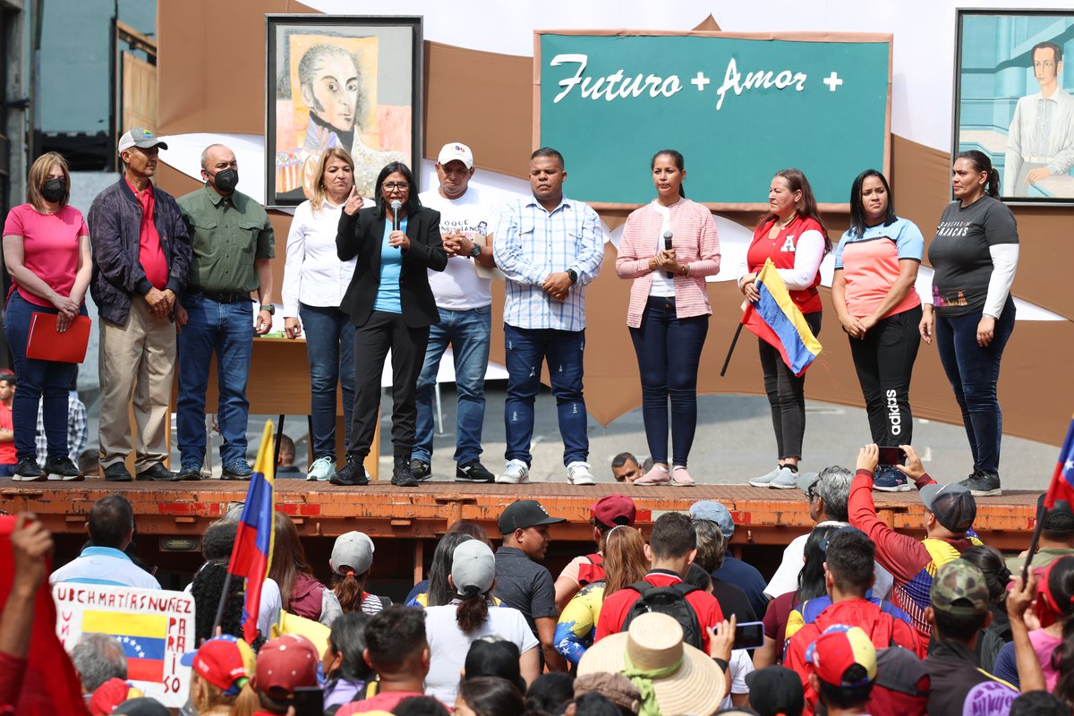 ViceVenezuela's tweet photo. #AsíLoDijo || La Vpdta. Ejecutiva, @delcyrodriguezv: Vengo a traer el saludo del Presidente @NicolasMaduro y el reconocimiento profundo a los héroes y heroínas de la educación.

#14Ene
#EducadoresPorLaPatria https://t.co/w3Iw3uxsmk