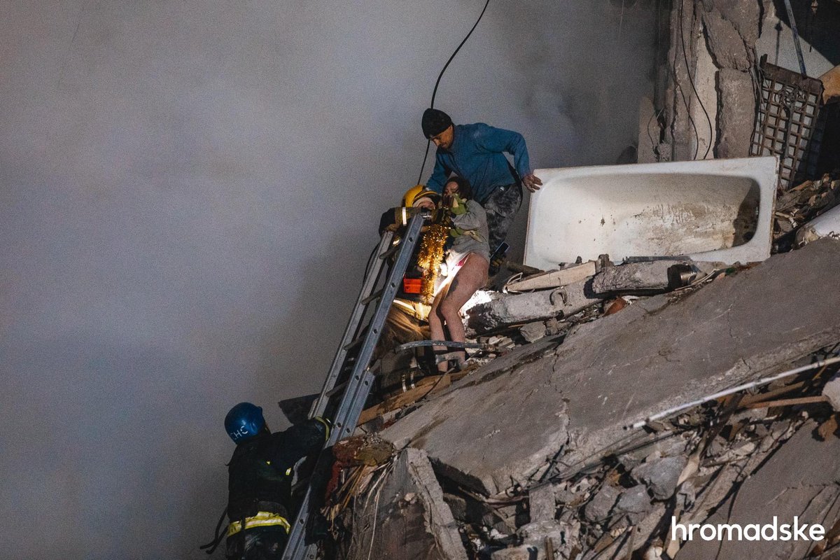 maria_avdv's tweet photo. Horrifying images from Dnipro. The girl sits in her destroyed apartment on the fifth floor waiting for help. When rescuers take her down, she grasps a soft green toy and a golden garland. What kind of people dare to justify this? https://t.co/t68NNGmoQD