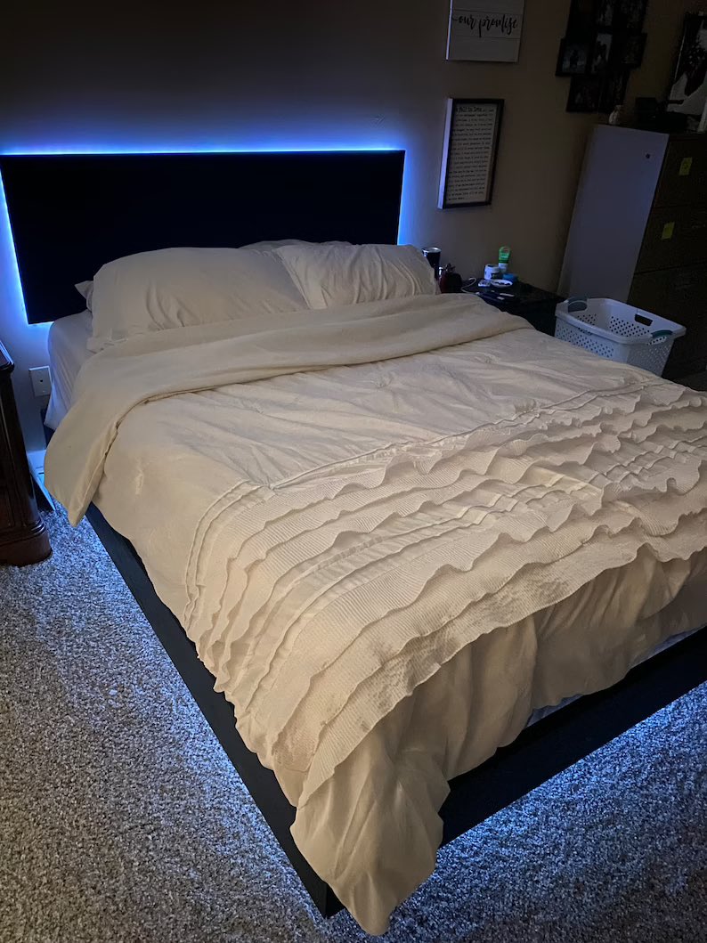 BamaboyFX's tweet photo. @RealVinnyEmini I trade in my bed, so this my trader setup.📱 #mobiletrader https://t.co/tmhC8g2mEX