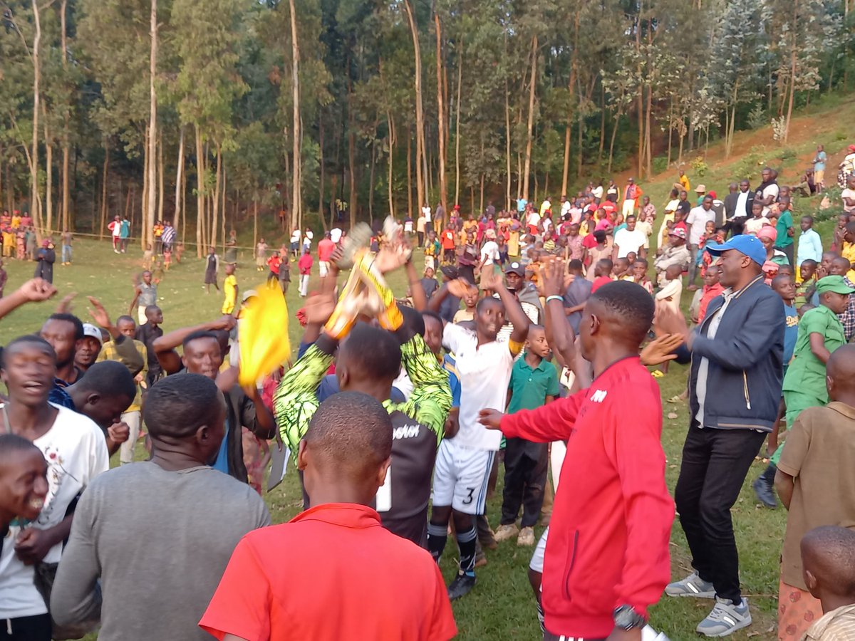 SectorNkanka's tweet photo. Kuri iki gicamunsi muri @RusiziDistrict, Es Nkanka Sector na Es Nkombo sector batangije umukino w'amaguru  Nkanka  yatsinzemo Nkombo mu marushanwa y’UMURENGE KAGAME CUP,hatanzwe nimpanuro zijyanye n'imiyoborere myiza.Byabereye ku Nkombo @RwandaLocalGov,@DrKibiriga,@GNTIVUGURUZWA https://t.co/usfEQJoNxD