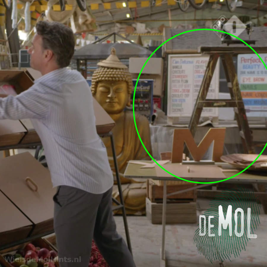 WIDMHints2023's tweet photo. In de opdracht in het atelier zijn de letters M A te zien. M(ol) Annick of Anke? #widm #wieisdemol https://t.co/bYJNg70d6B