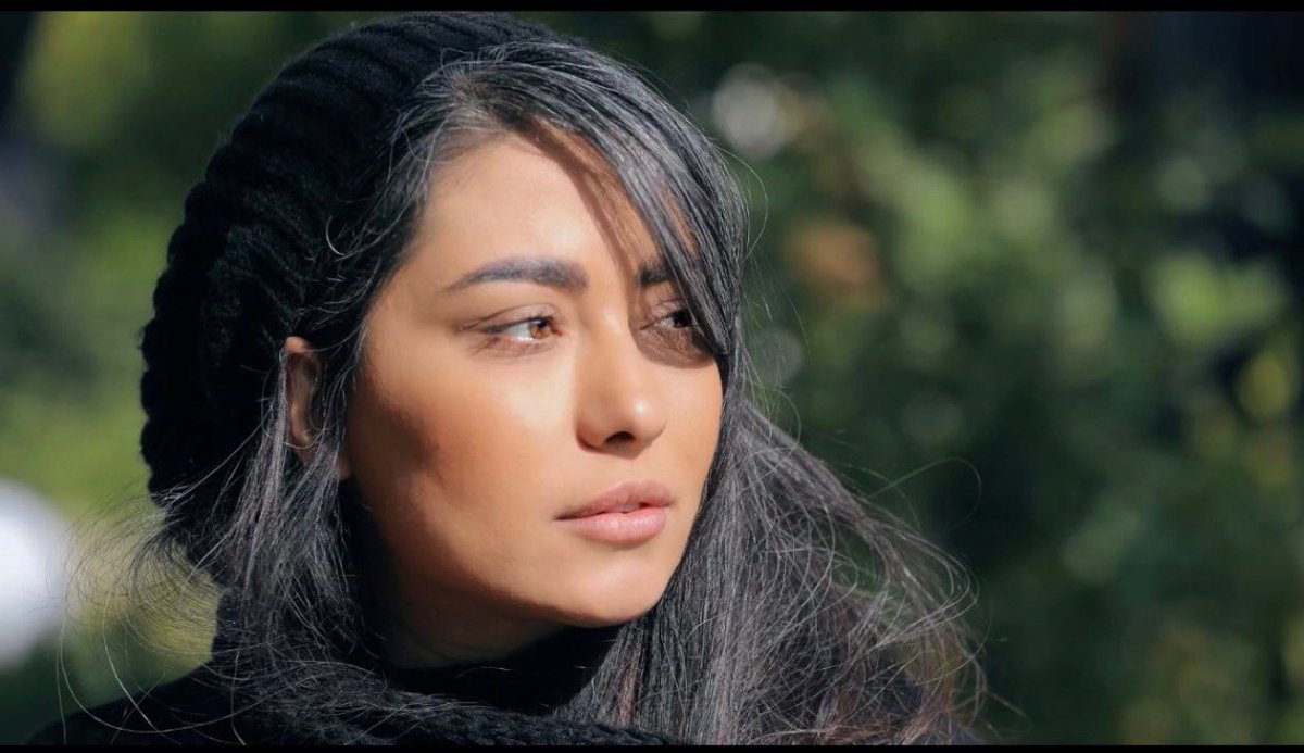 Dit is #NargesBehyari
Ze werd gearresteerd toen ze n vrouw verdedigde die was geslagen door repressietroepen.
Ze werd naar d Evin-gevangenis gebracht waar ze werd aangevallen m n mes.
Door verwondingen kan ze nauwelijks lopen.
Ze is nu in d Gharchak-gevangenis.
Wees svp haar stem