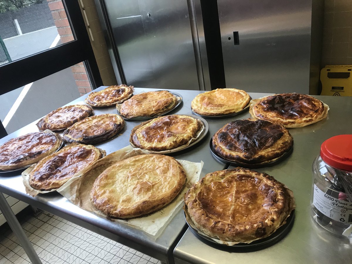 L’association FAMILY WEST a organisé une journée autour de la galette, un moment qui réunissait parents, enfants et grands-parents, échanges d’astuces et d’idées pour chacun, le résultat une belle journée de partage Bravoo👏à tous ⁦<a href="/VilleArras/">Ville d'Arras</a>⁩ ⁦<a href="/FatienMary/">Marylène FATIEN</a>⁩