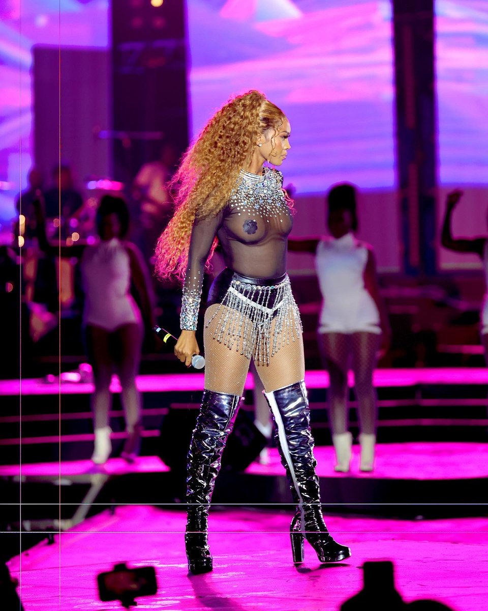 Larry00D's tweet image. She&apos;s the G.O.A.T off all time and yet she&apos;s in her prime ❤️❤️
Give her love people
#SpiceDianaConcert 
@SpiceDianaUg