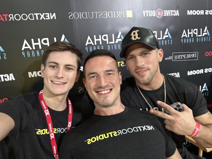 getting the day started with @derekkagexxx @romantoddnyc at the @nextdoorstudios booth @x3expo ❤️ cum<a class="tags" href="/tag/derekkagexxx">@derekkagexxx</a><a class="tags" href="/tag/romantoddnyc">@romantoddnyc</a><a href="/tag/returntohelixacademy"class="tags"><span>#returntohelixacademy</span></a>