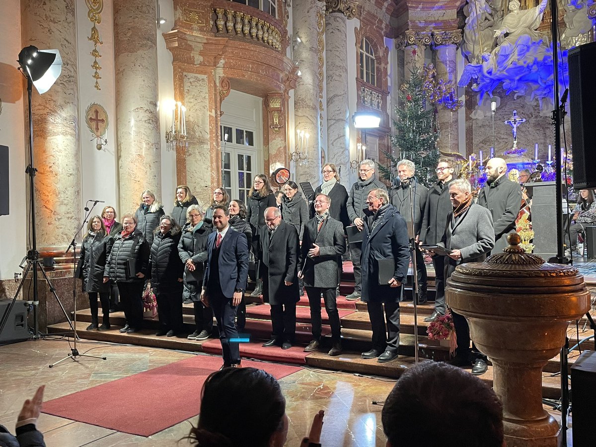 LandauDaniel's tweet photo. Ein wunderschöner Abend, mit Musik, die Herzen wie Länder verbindet! ❤️💙💛
Danke Yuliana Prado und ihren zahlreichen Gästen, ua, Nina #Matwijenko und dem Chor im Hemd, cc @derPliesche 👍👏 https://t.co/FR10W5LuTq