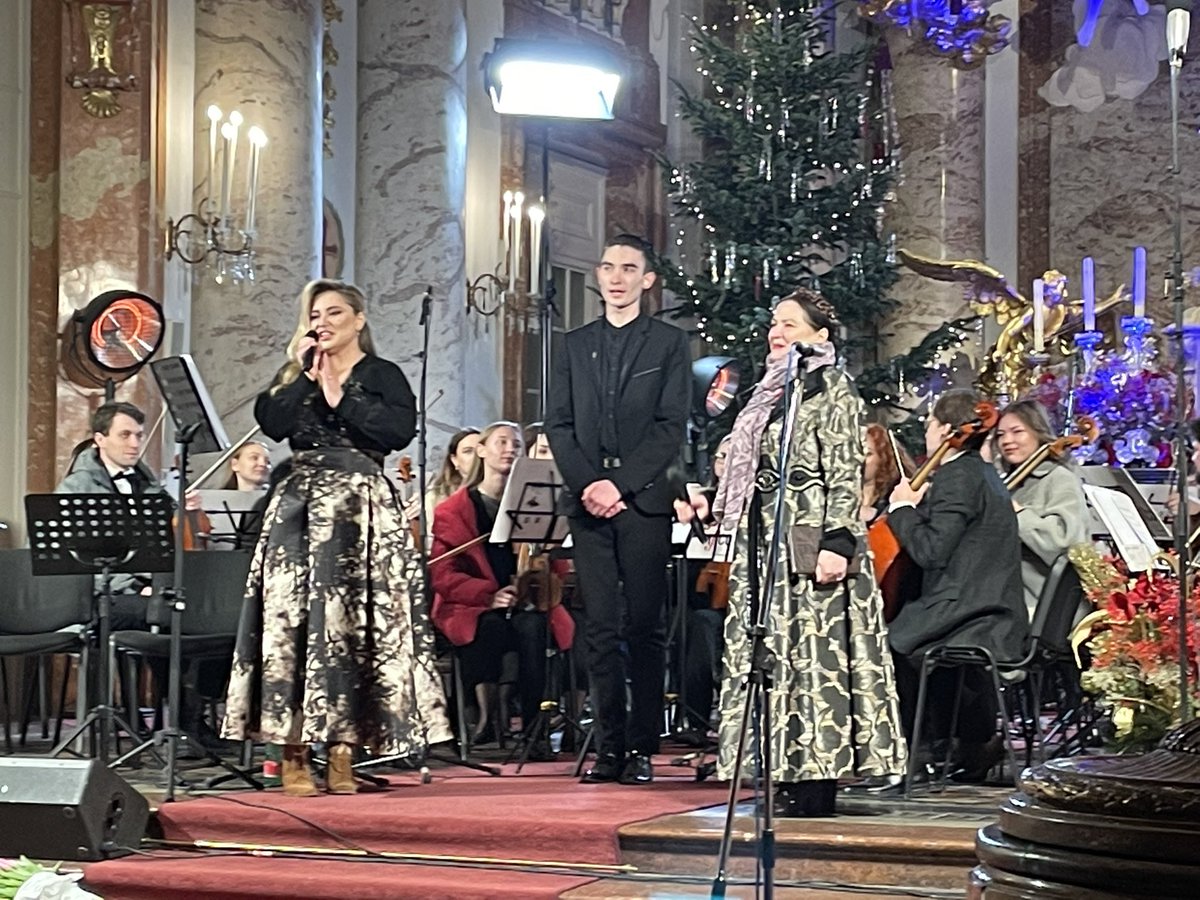 LandauDaniel's tweet photo. Ein wunderschöner Abend, mit Musik, die Herzen wie Länder verbindet! ❤️💙💛
Danke Yuliana Prado und ihren zahlreichen Gästen, ua, Nina #Matwijenko und dem Chor im Hemd, cc @derPliesche 👍👏 https://t.co/FR10W5LuTq